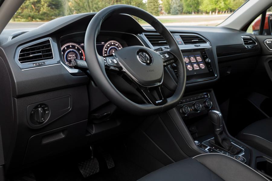 Панель приборов Volkswagen Tiguan SEL 2017 года  (NA) (фото 19 из 40)